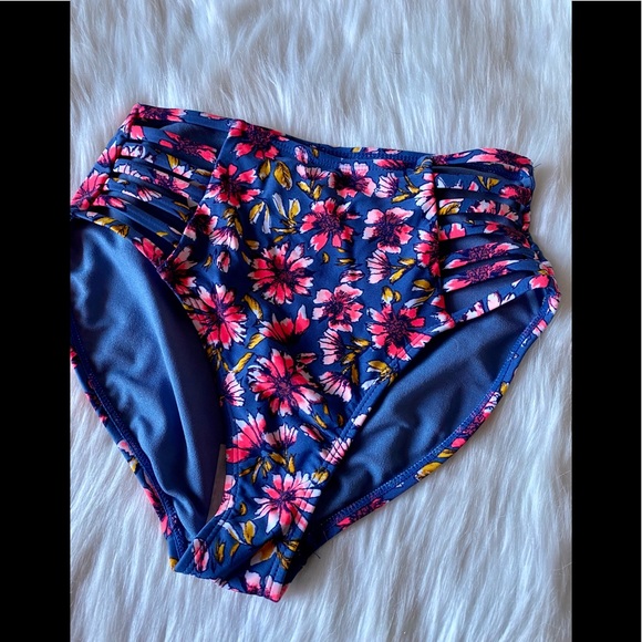 Other - 💋 *SOLD*HOST PICK 💋 Beautiful Bikini Bottoms